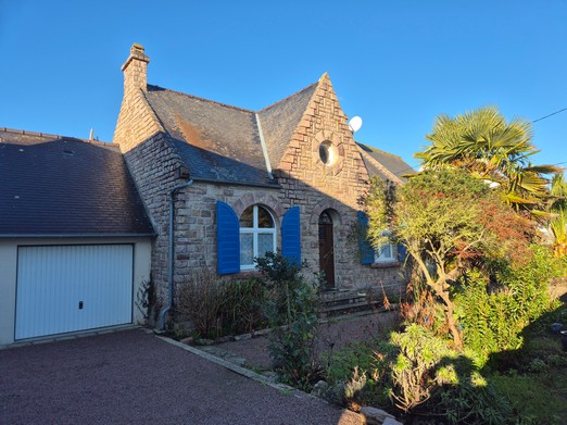 Façade côté rue (totalement fermé)