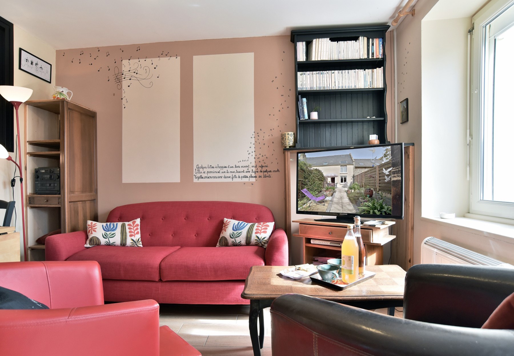 Coin salon avec accès direct sur le jardin