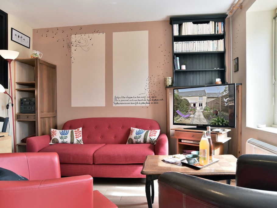 Lounge area with direct access to the garden