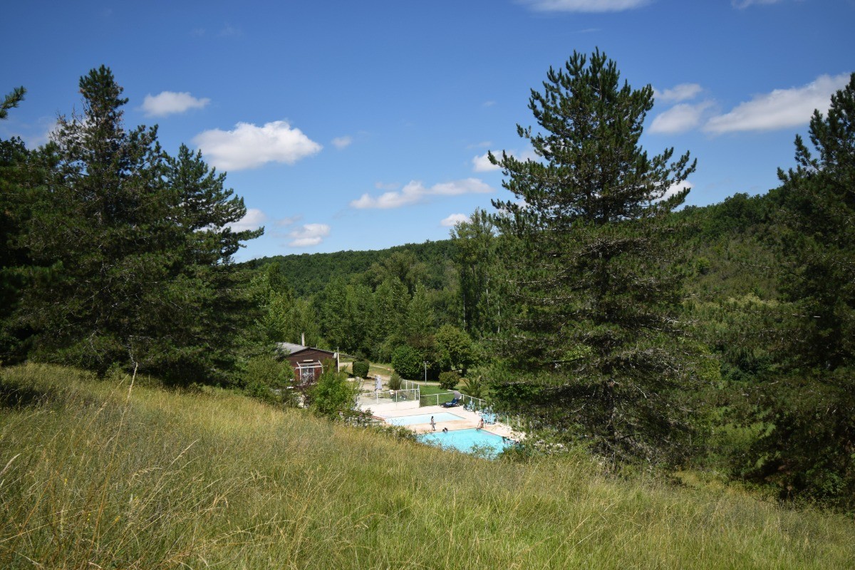 Vue piscine depuis village de chalets