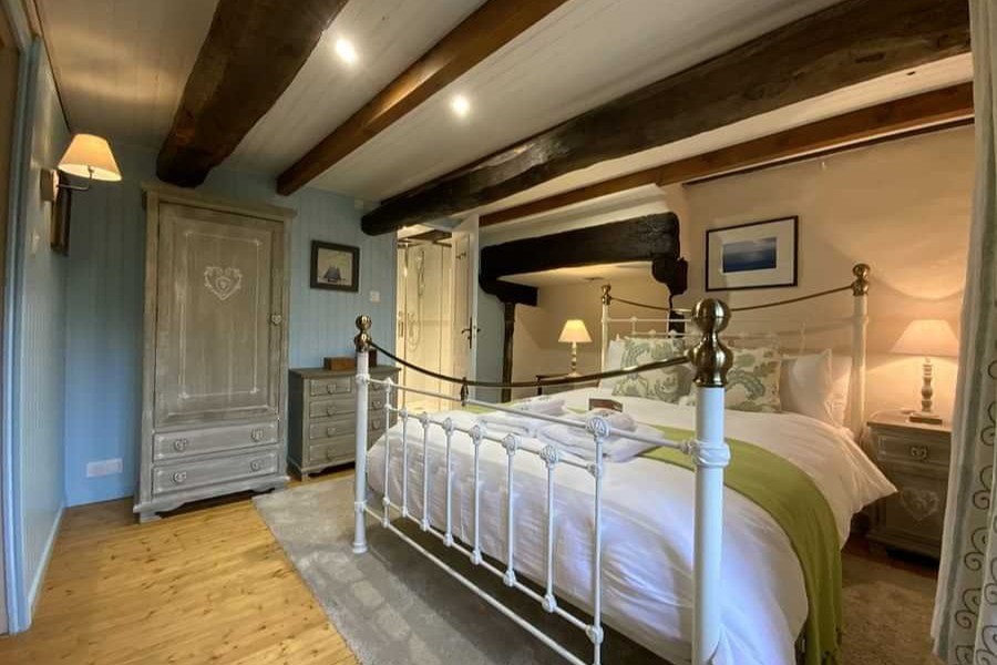 Chambre avec lit 150 et salle d'eau privative