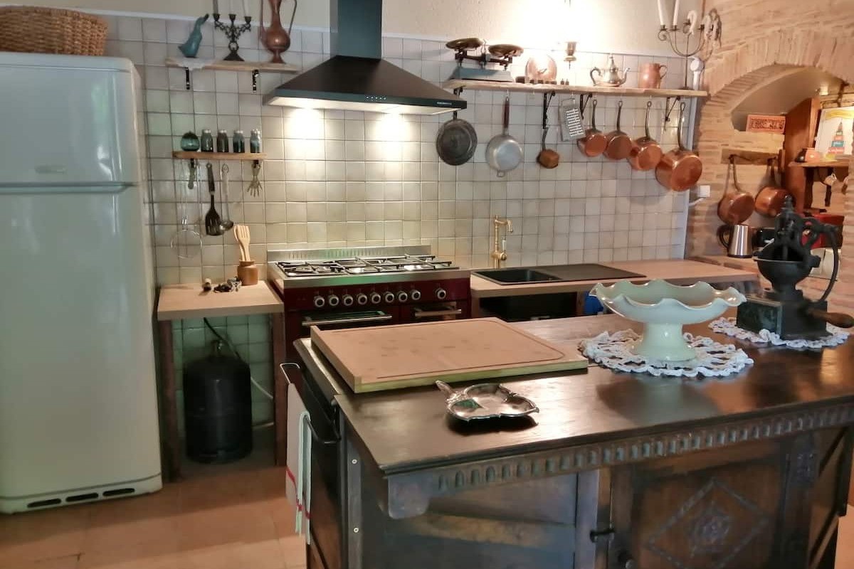 Cuisine avec piano de cuisson 5 feux et 2 fours