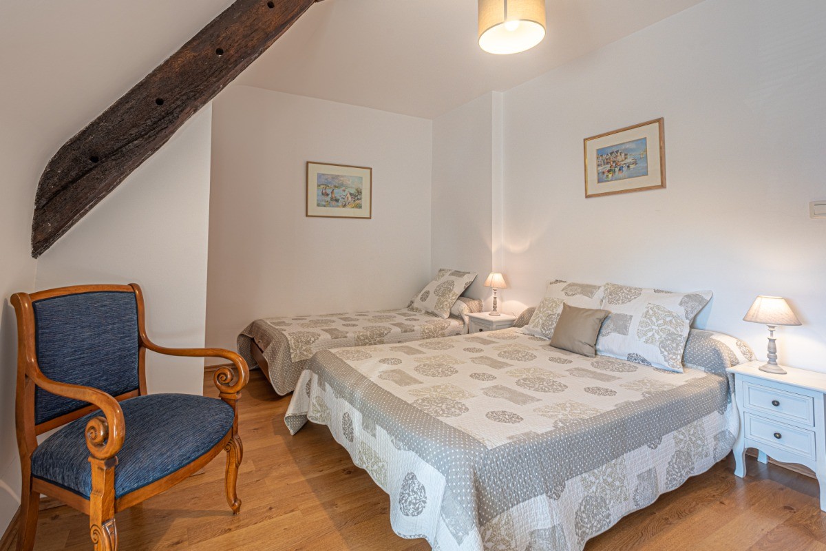TY AR MEN: A l'étage, seconde chambre avec un lit de 2 personnes en 140 et un lit d'une personne en 90.