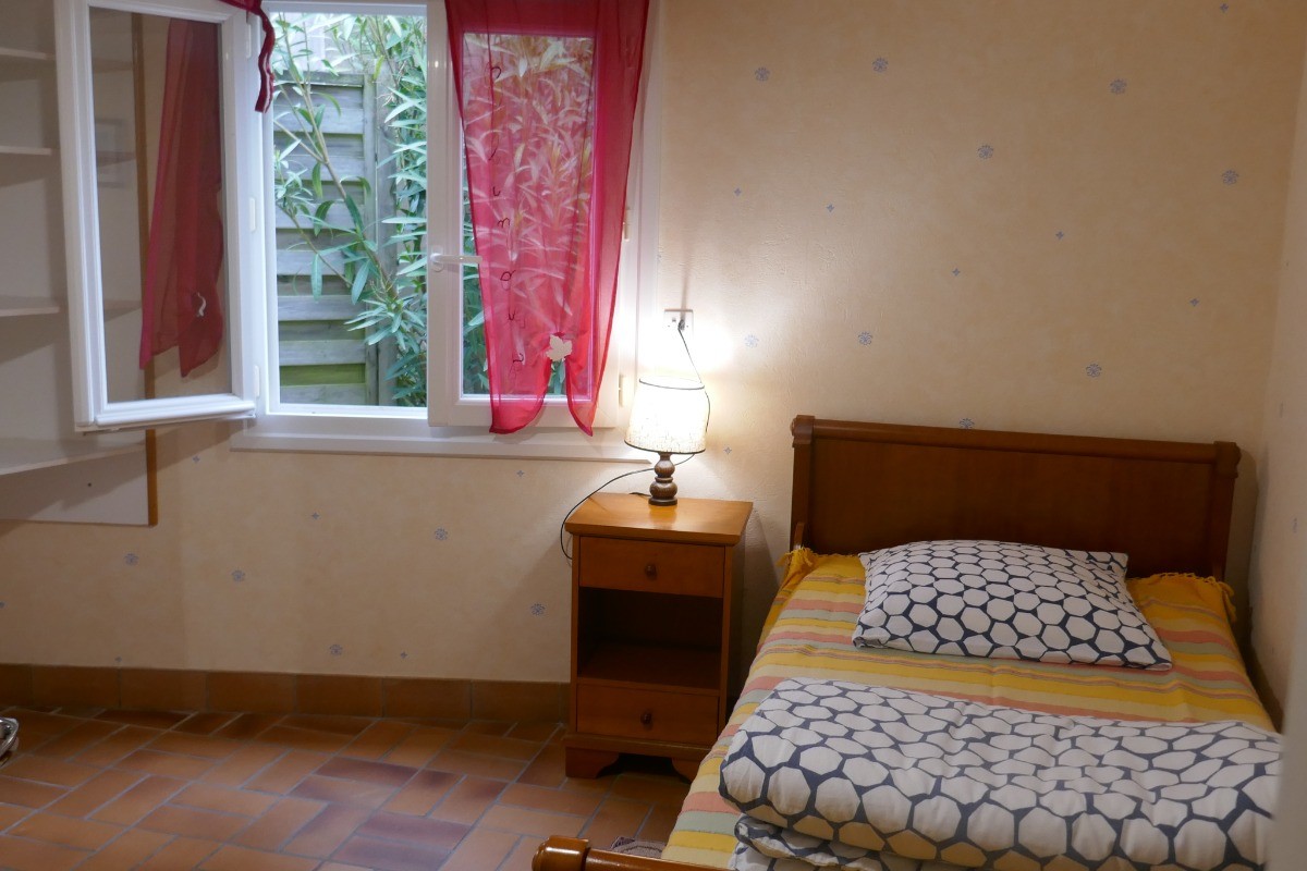 Chambre avec un lit 90