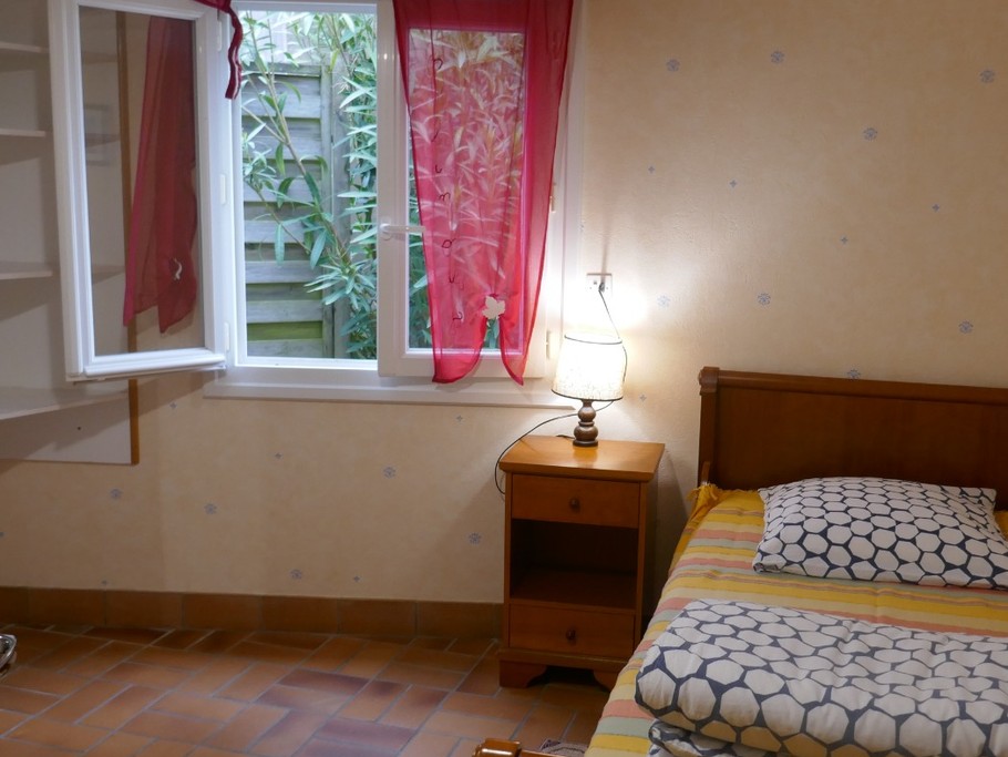 Chambre avec un lit 90