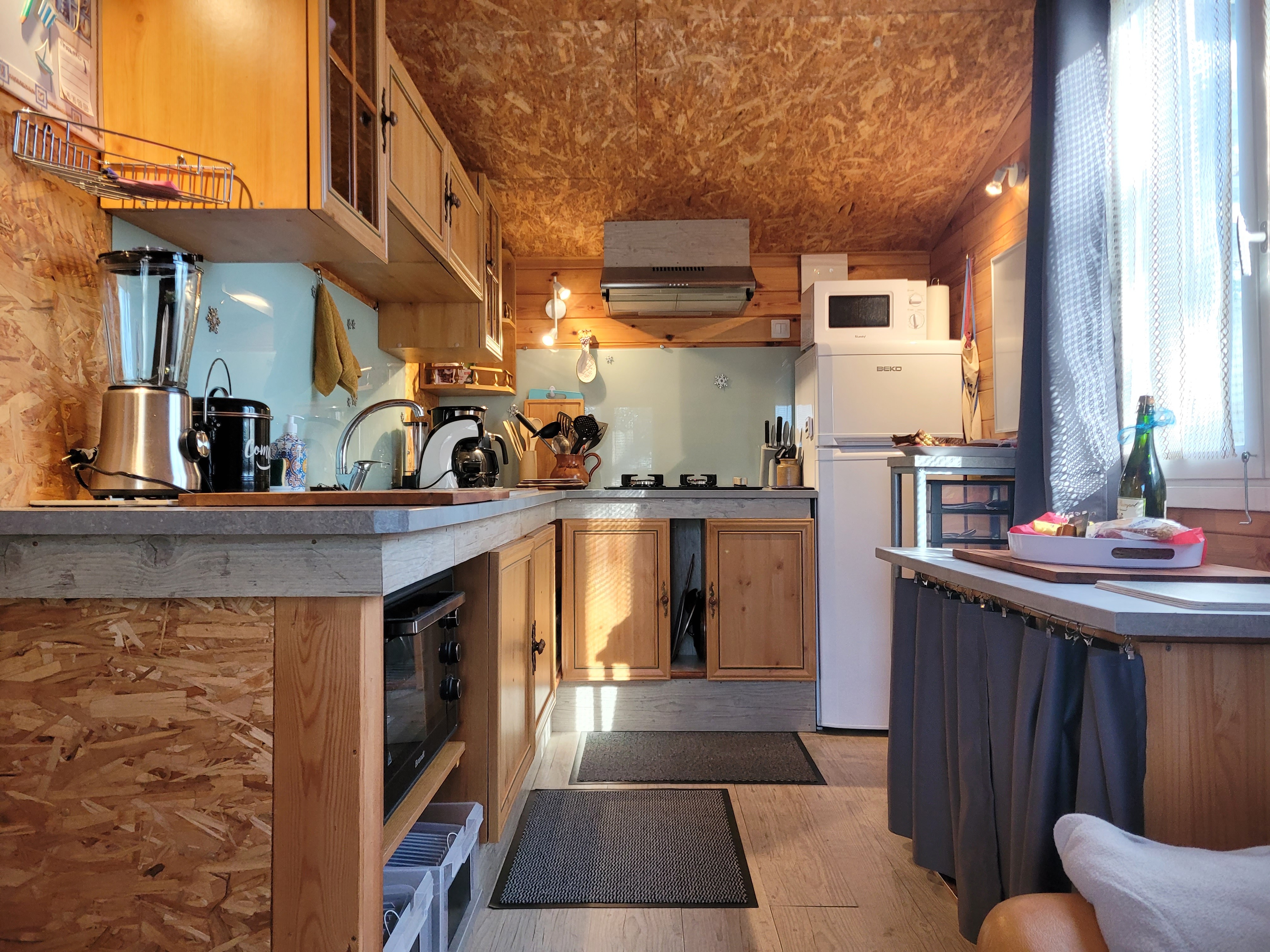 Living room dining room kitchen with office, Clévacances rental, Chalet Mimosas, Gite de Kerhars