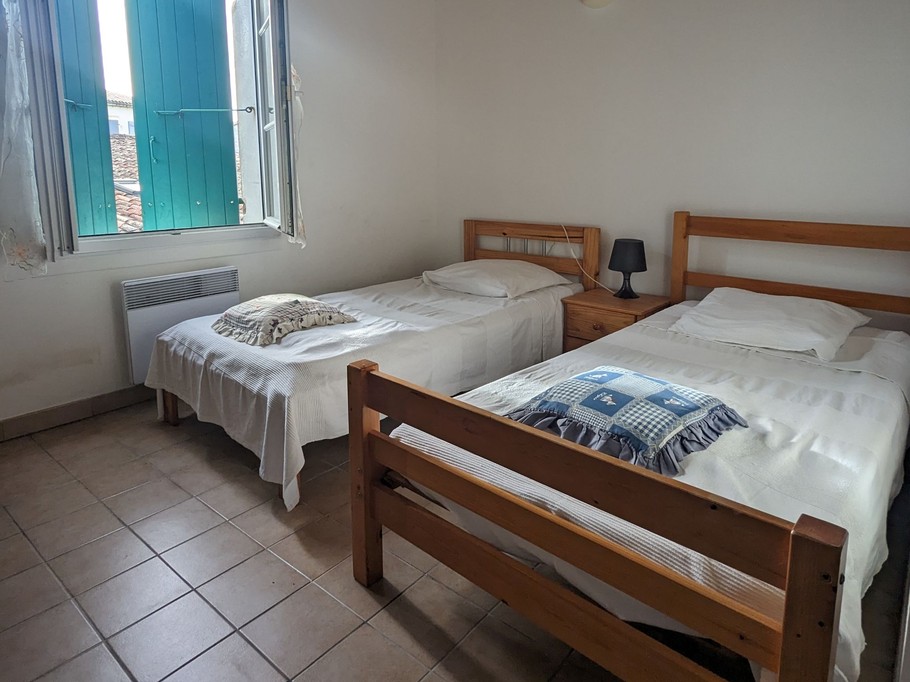 2 lits de 80 cm dans la chambre à l'étage