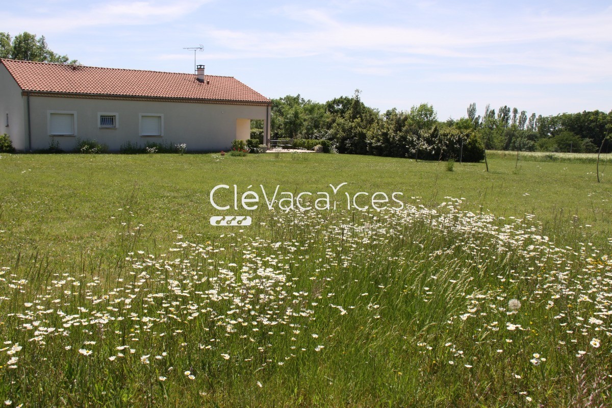 Façade nord avec grand jardin de 5000m2