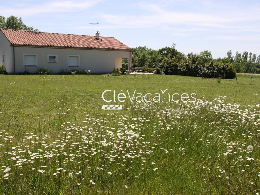 Façade nord avec grand jardin de 5000m2