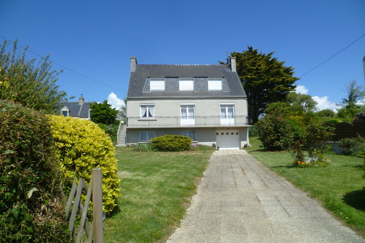 Maison avec un grand jardin et garage