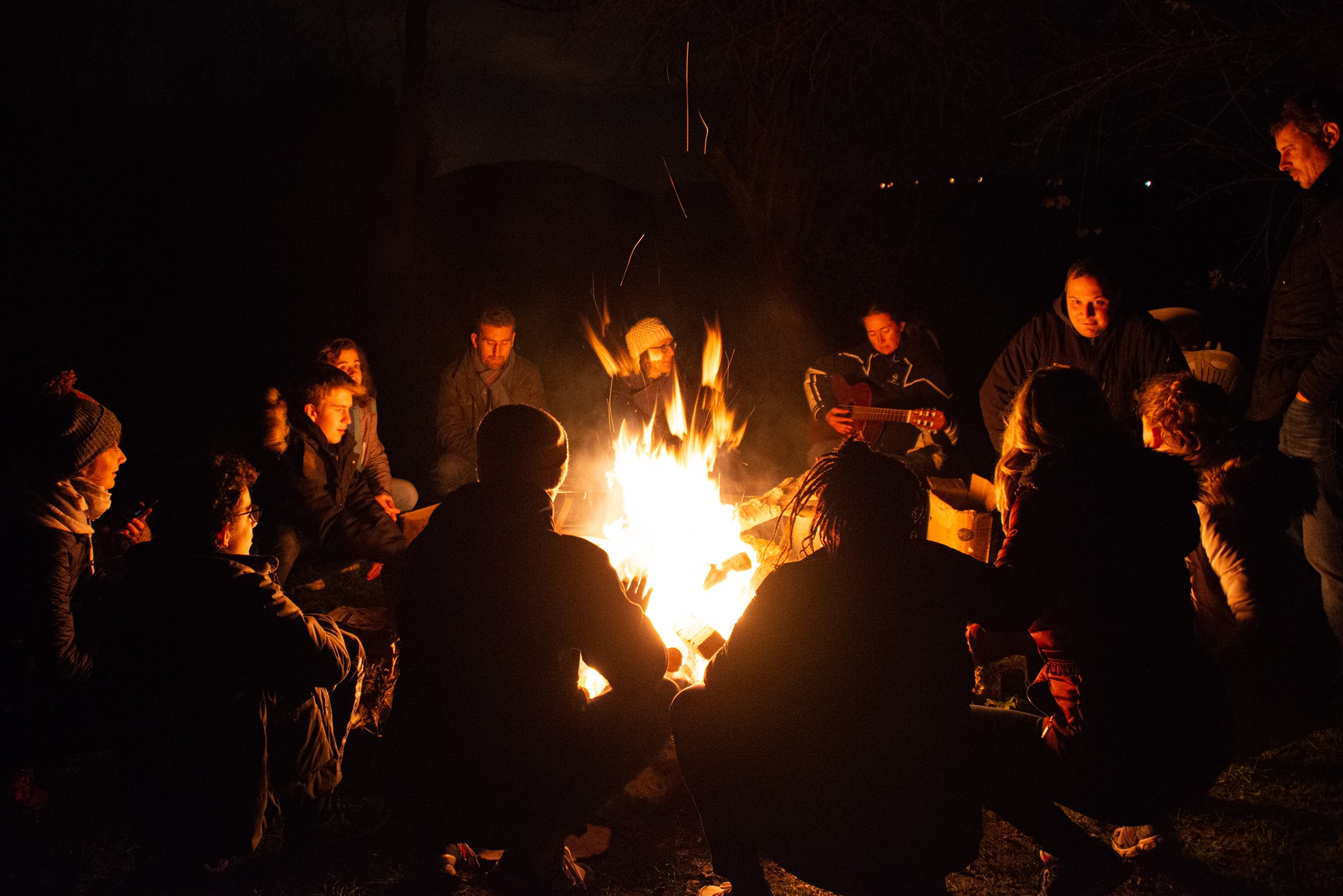 Feu de camp dans "La Clairière aux Oiseaux"