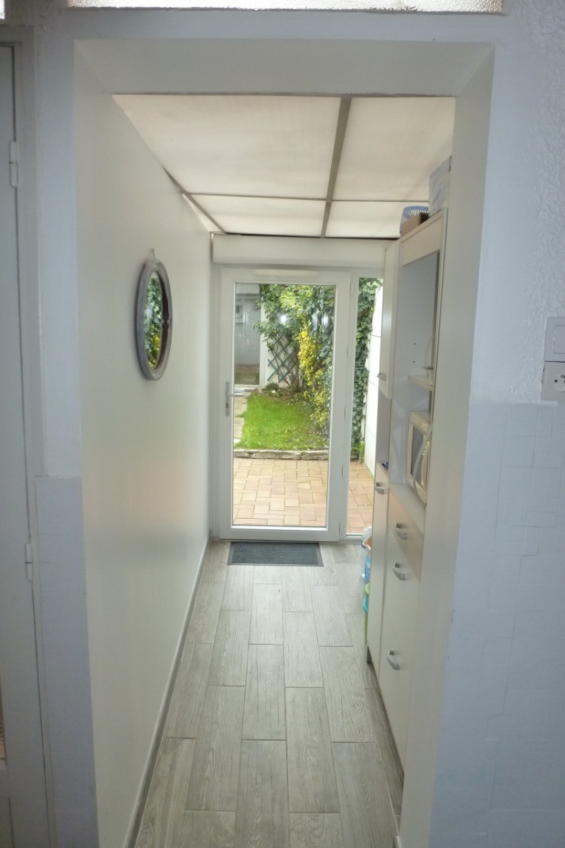 Accès à la terrasse et au petit jardin