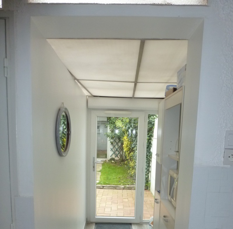 Accès à la terrasse et au petit jardin