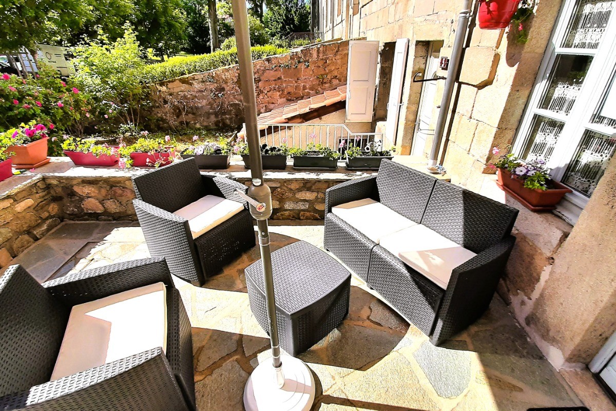 La maison de l'abbé et sa petite terrasse fleurie et aménagée !