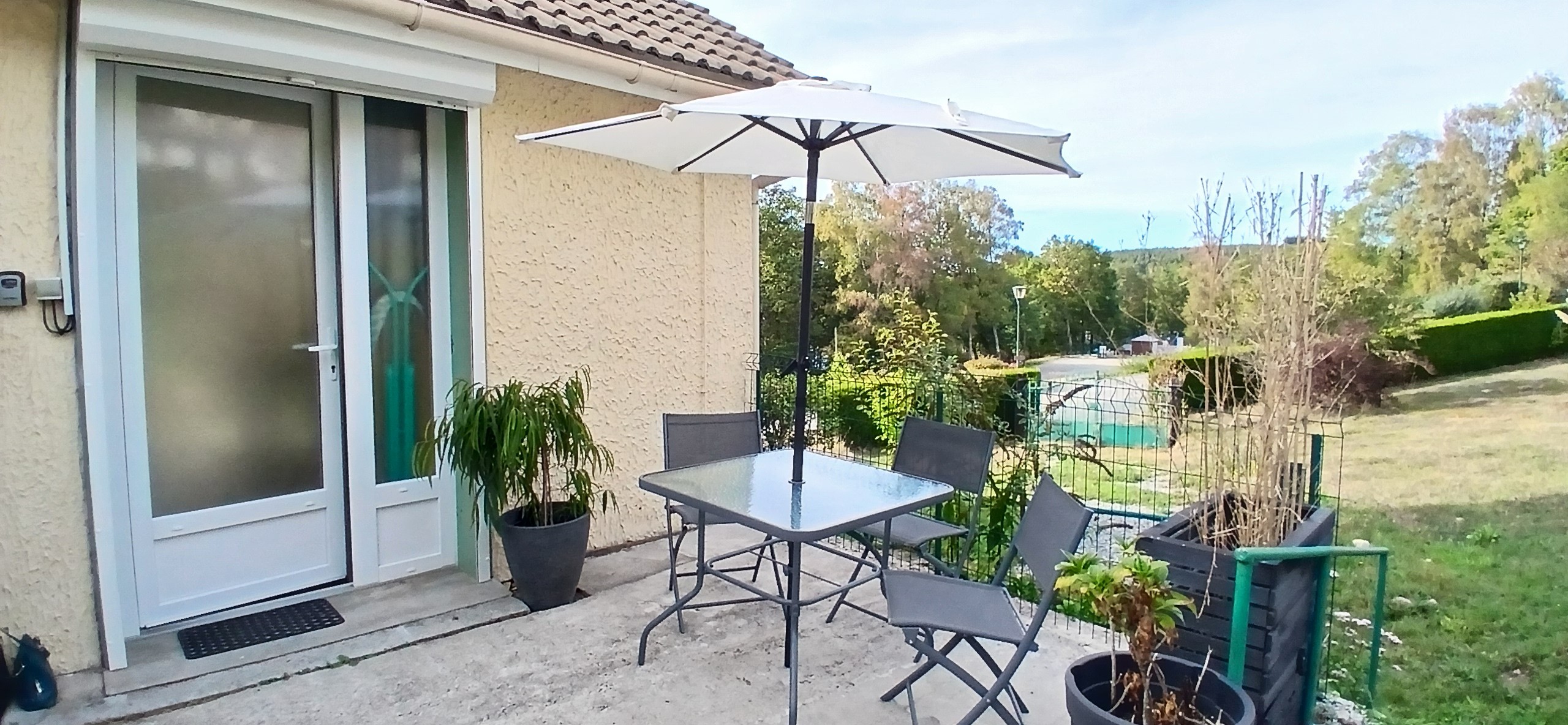 Le Nid – Holiday cottage, sleeps 2, Beaumont-du-Lac, Haute-Vienne: The Terrace