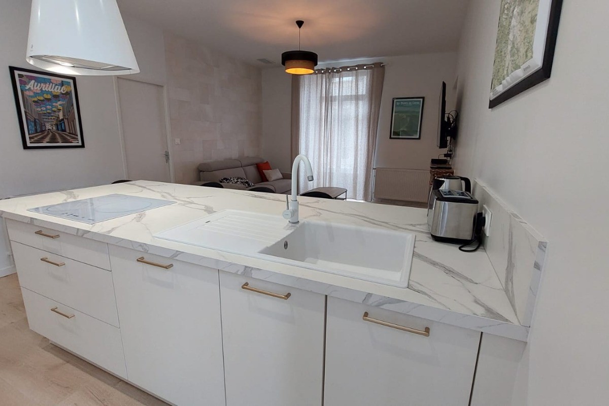 Vue globale de la cuisine entièrement équipée et fonctionnelle