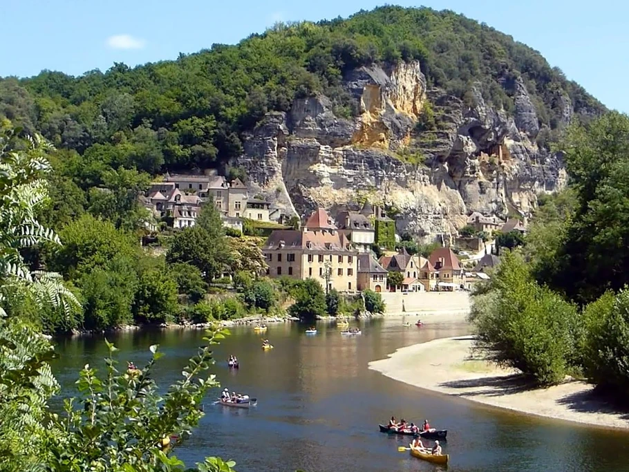 La Roque-Gageac, canoés sur la Dordogne