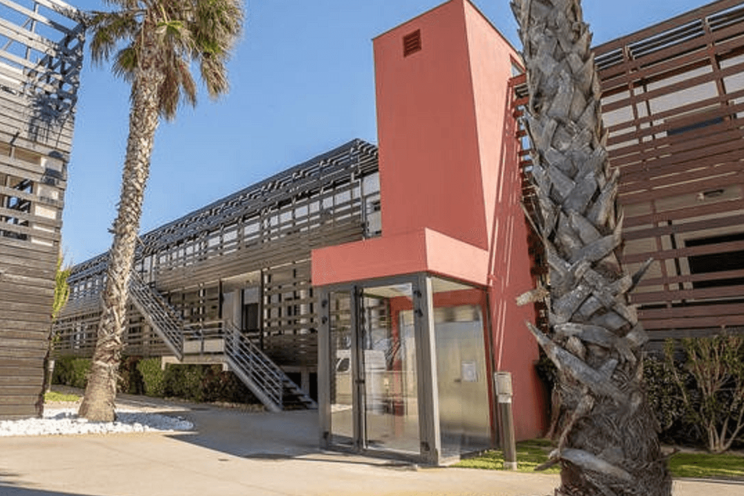 Ascenseur pour monter plus facilement vos bagages au 2è et dernier étage... ou Escaliers très pratiques pour aller à la piscine de l'autre côté