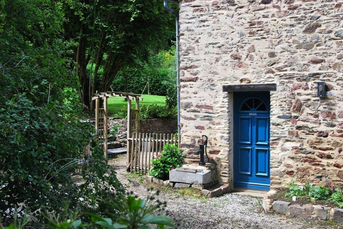 Entrée indépendante pour accéder à votre chambre au 2nd étage (entrée commune avec un gite).
