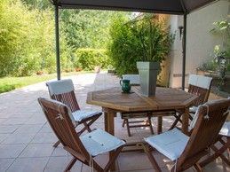 Coin repas sous la tonnelle, terrasse coté nord