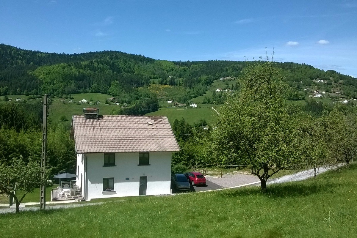 le gîte vu de la prairie
