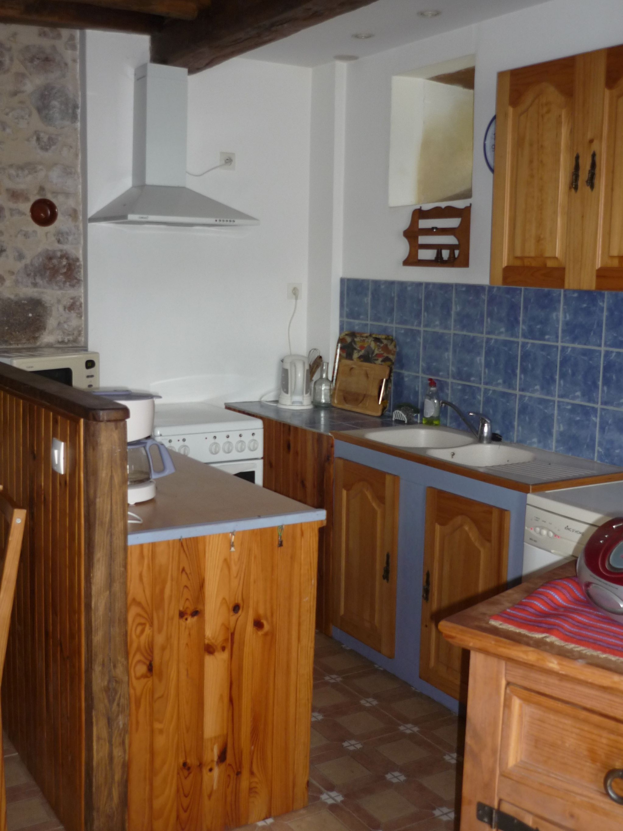 Côté cuisine avec lave-vaisselle, gazinière avec four et micro-onde