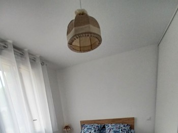 Chambre, lit en 140cm  avec placard , 1  bureau chaise et fauteuil
