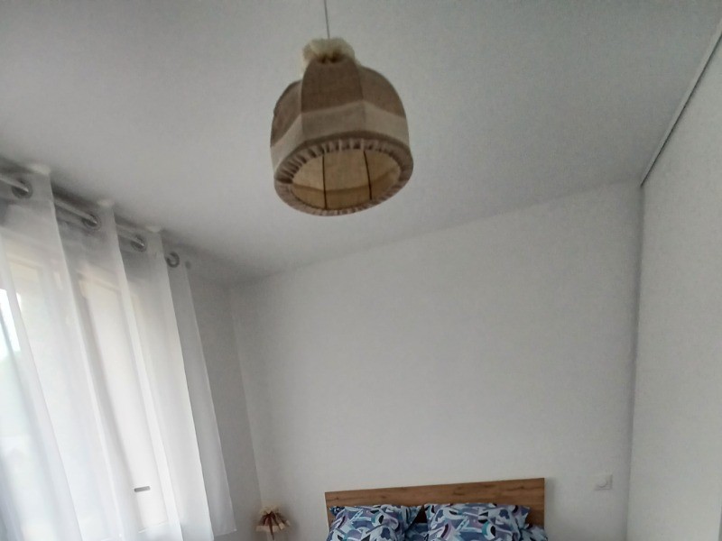 Chambre, lit en 140cm  avec placard , 1  bureau chaise et fauteuil