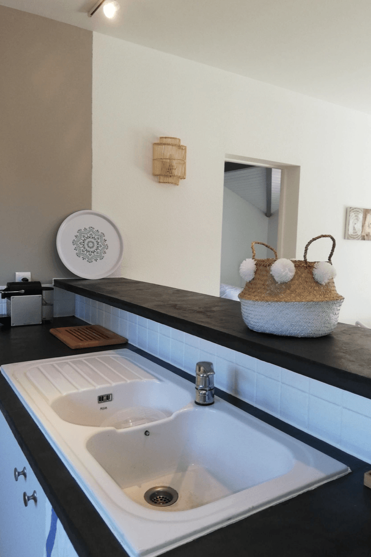 Cuisine ouverte - Convivialité - Bar -  La Pinède Guesthouse - Gîte - Vielle-Saint-Girons - Landes -
Crédit photo : Céline