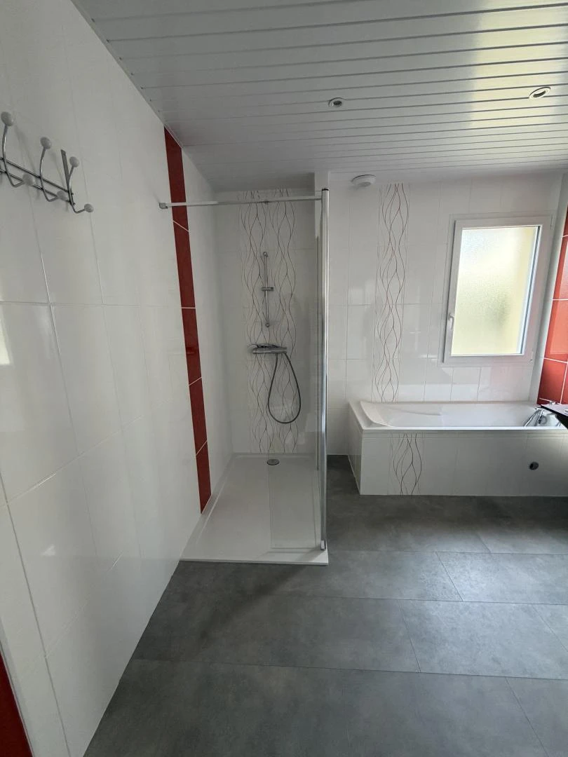 Shared bathroom for people with reduced mobility