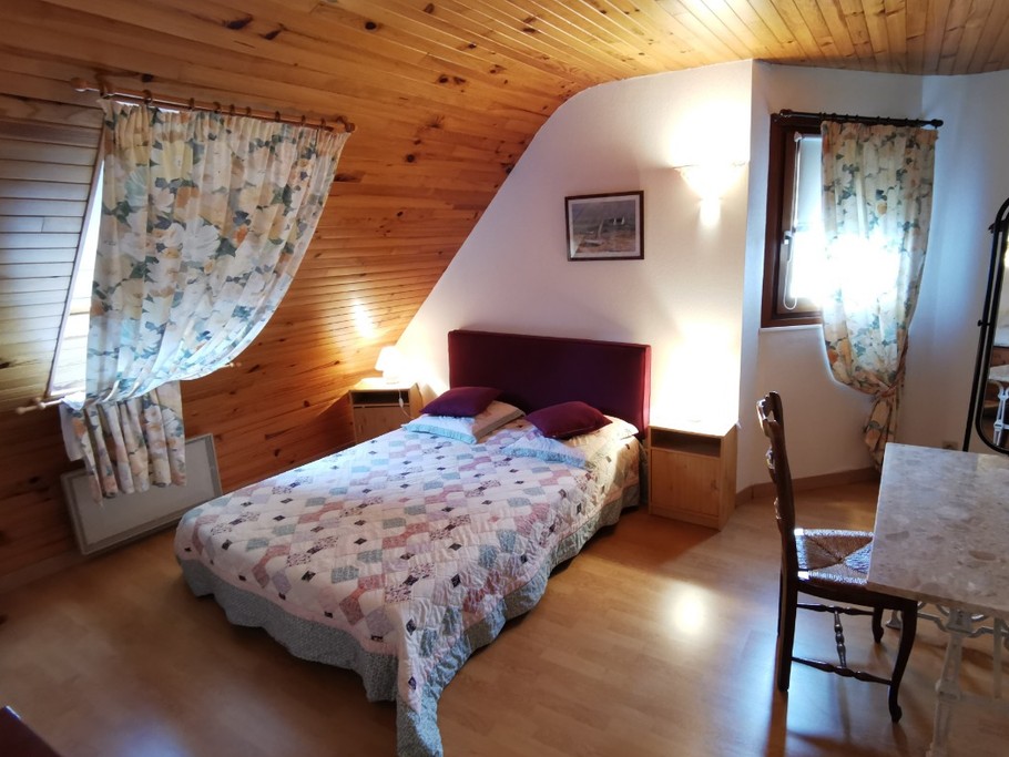 Lit 140 sur la mezzanine à l'étage