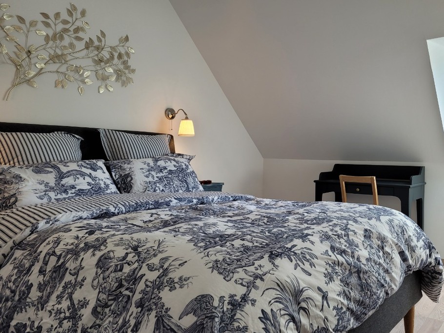 GALLET-SERRA location de vacances, Lanrodec, Clévacances, la chambre étage lit 160