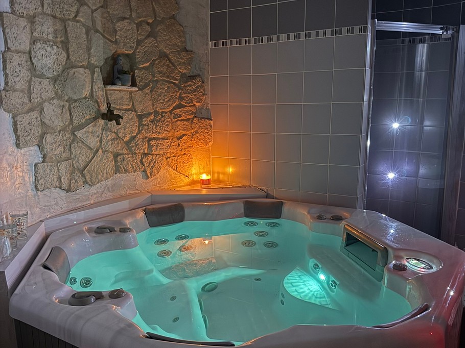 Jaccuzi (whirlpool bath)