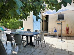 Terrasse et entrée maison