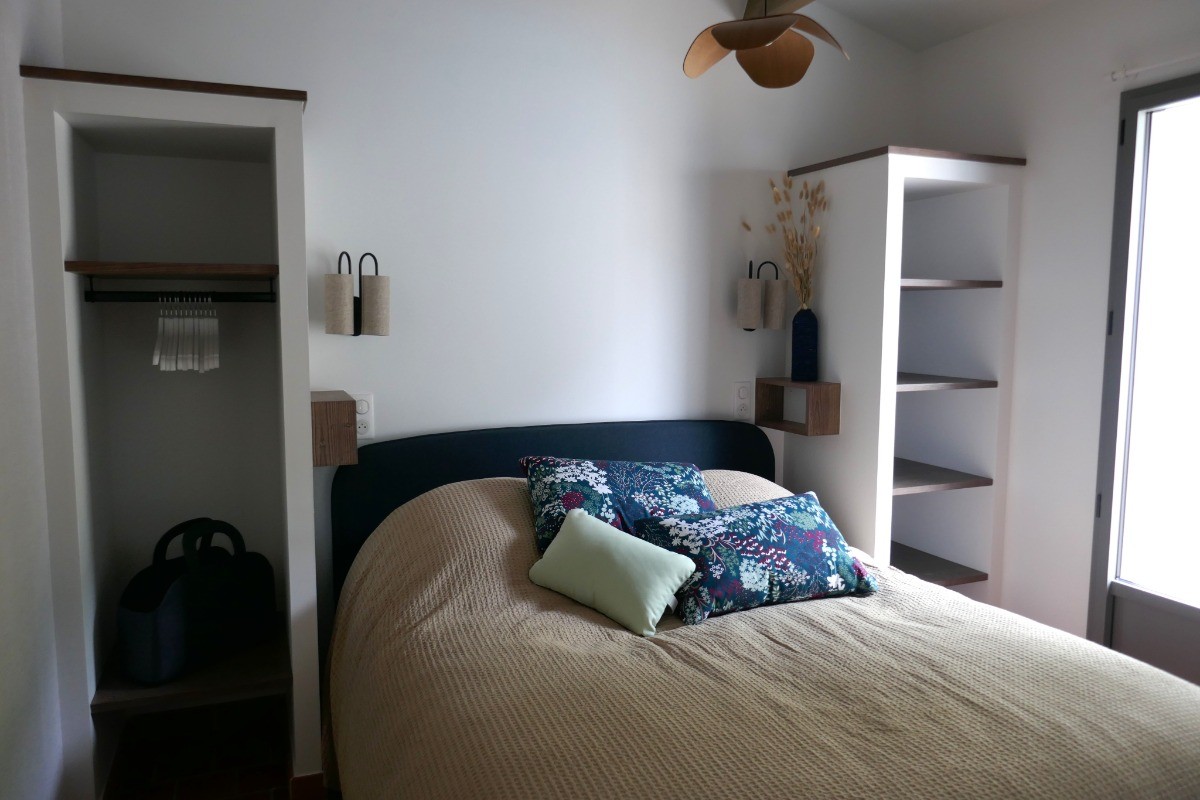 Chambre 1 avec un lit en 160