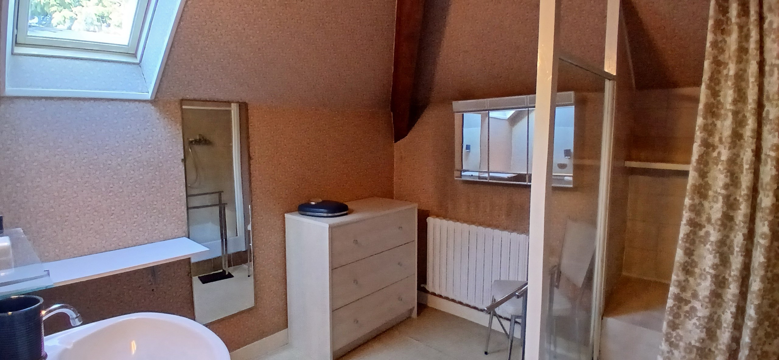 L'Hirondelle, Flayat, Creuse, Salle d'eau