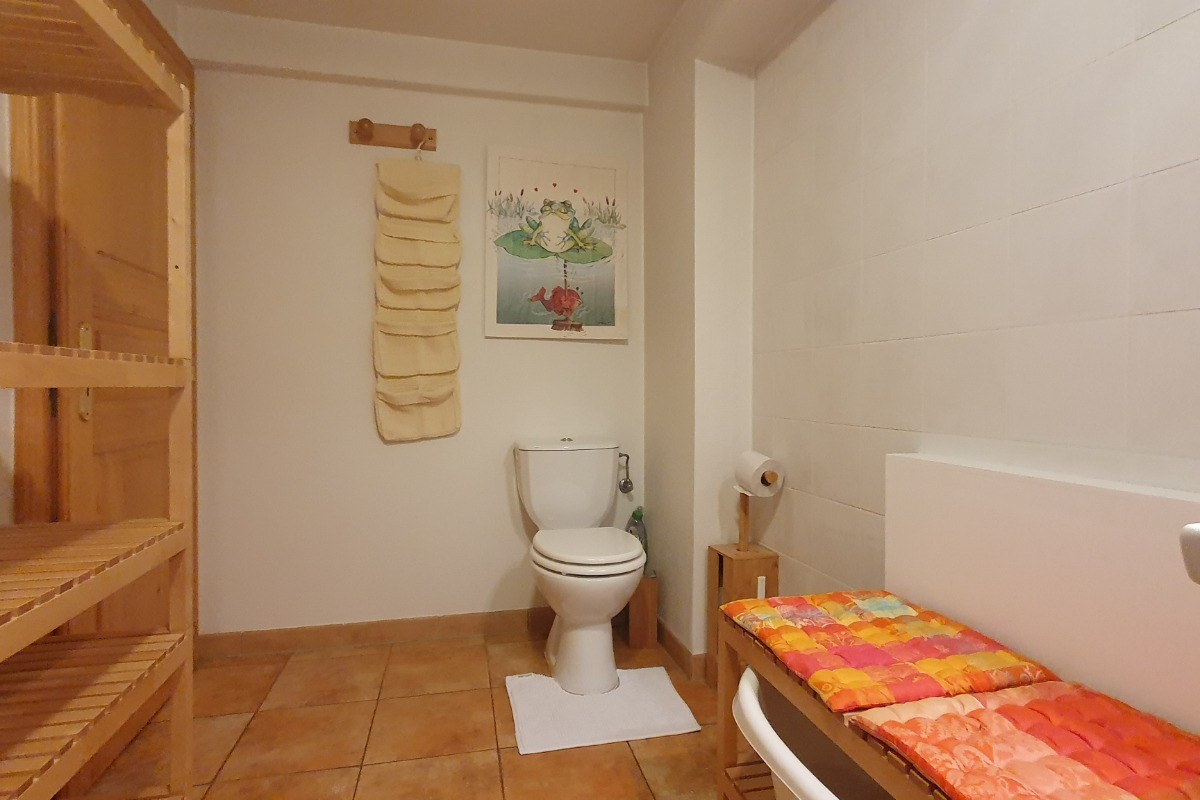 Salle de bain avec WC