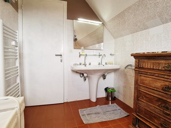 Etage: Salle de bain commune à la chambre 3 (Soleil) et chambre 4 (Pêche)