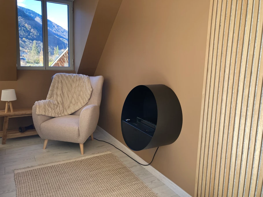 Salon lumineux et confortable, poêle à granules