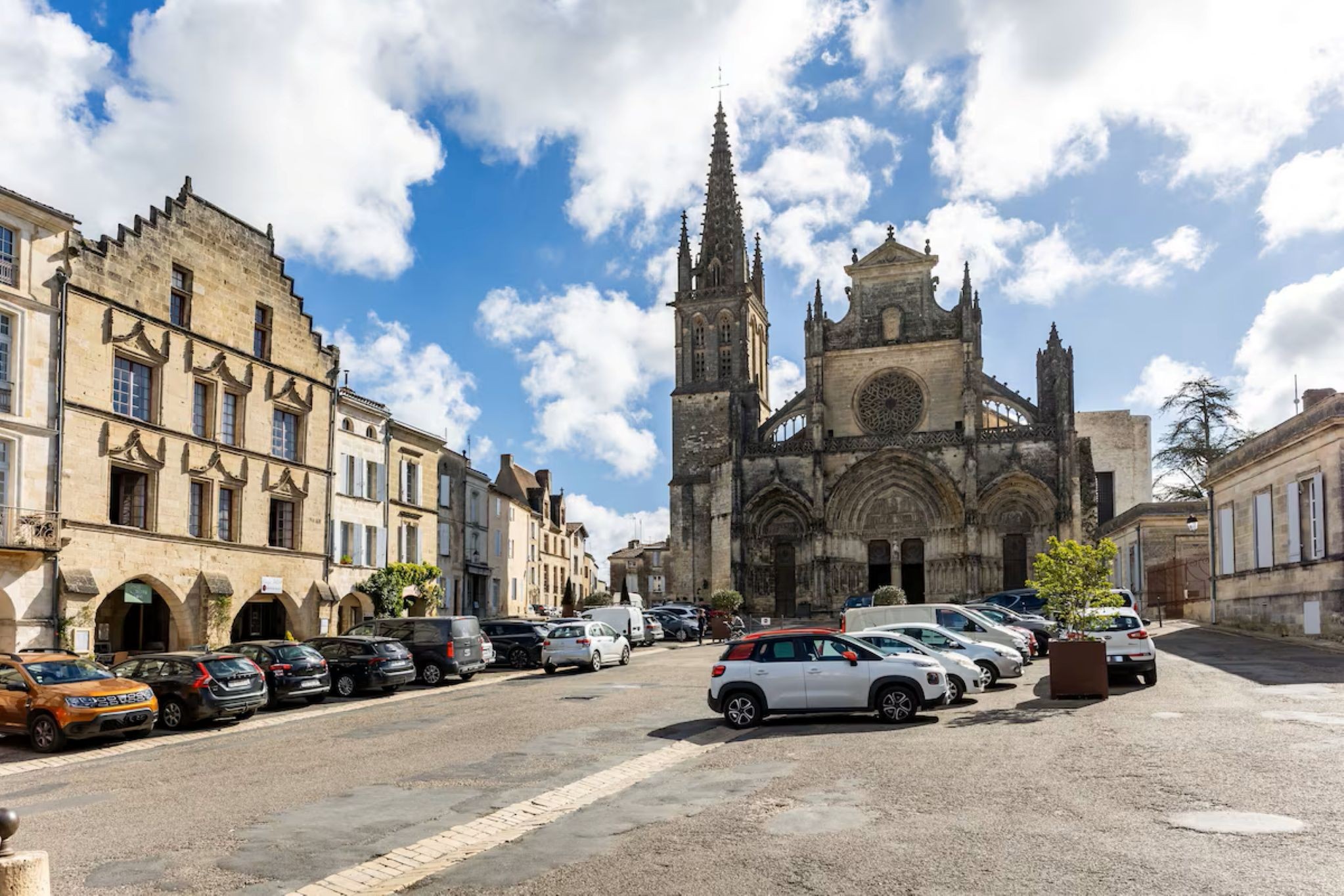 Place de la cathédrale à 100 mètres de la chambre d'hôtes ANDRAUT à Bazas