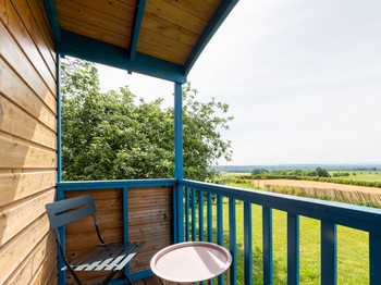 Domaine de la Cambre, camping à la ferme, roulotte myrtille, vacance nature, gers, Duffort