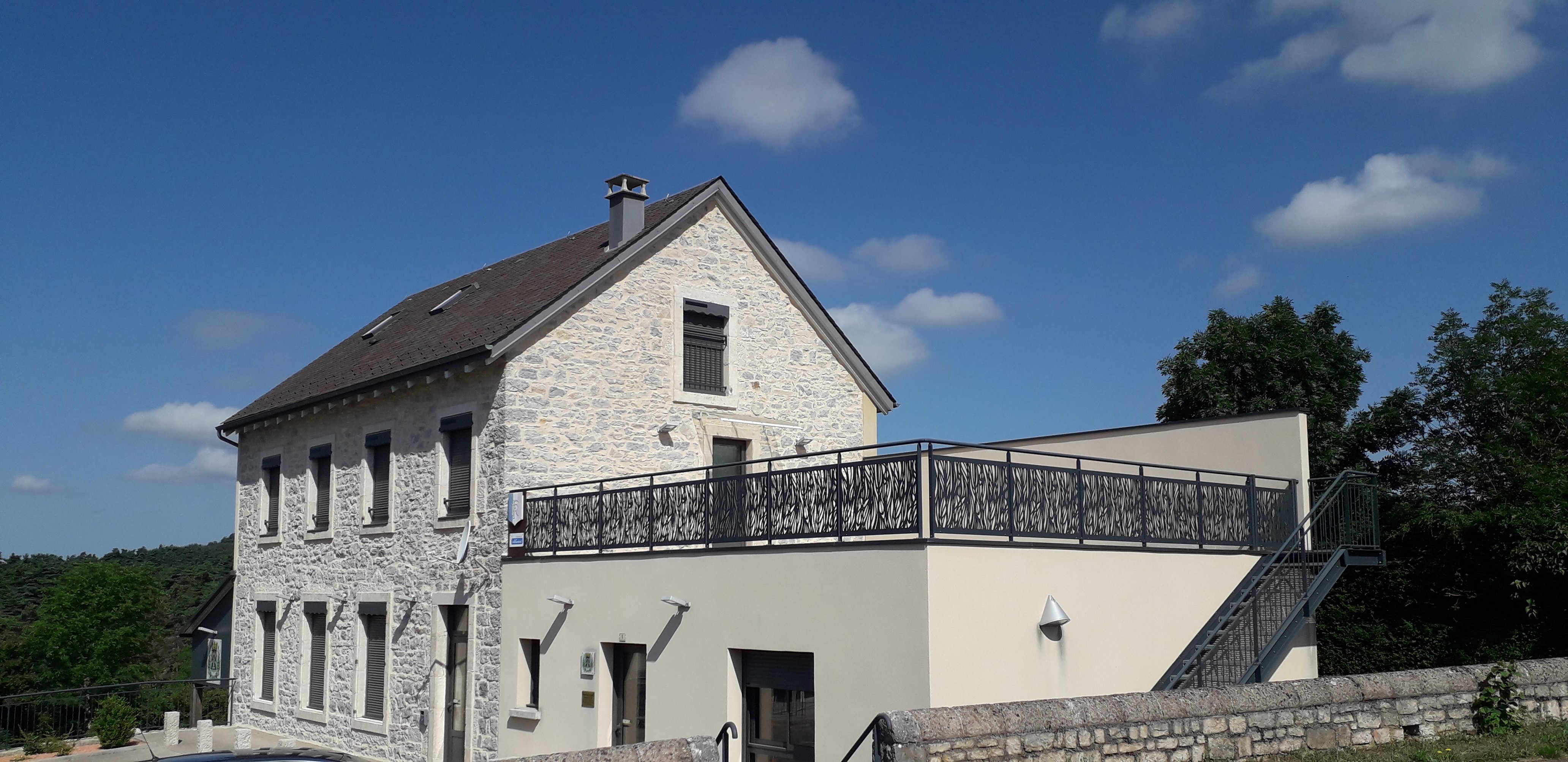 Free private parking at the gîte in La Tieule, ideal for exploring the Lozère and Aveyron regions.