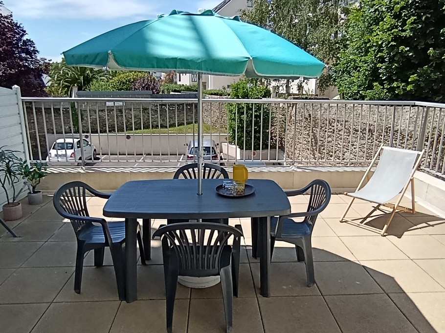 A lovely 25 m² terrace with garden furniture, 1 sun lounger and 1 parasol. The terrace overlooks lush green surroundings.