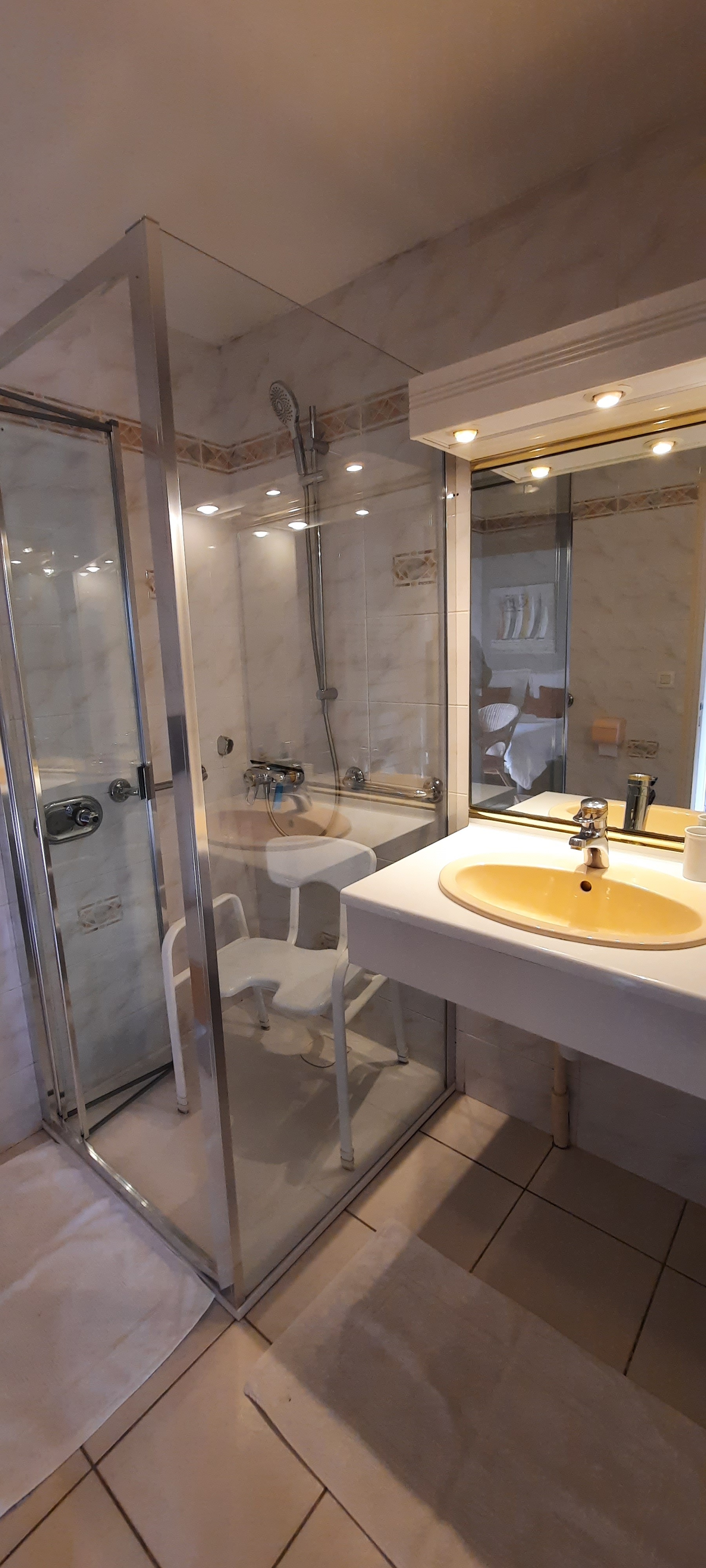 Bathroom ground floor