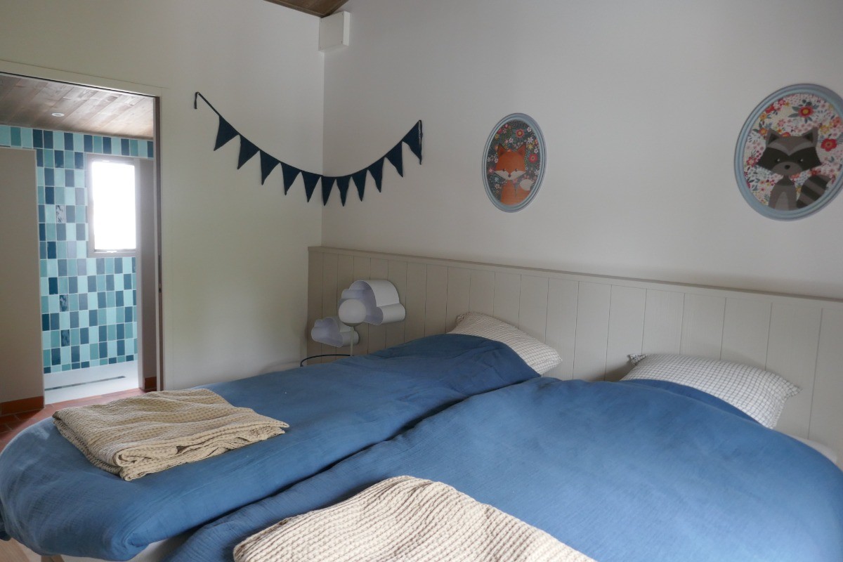 Chambre 4 avec 4 lits en 90 et salle d'eau attenante