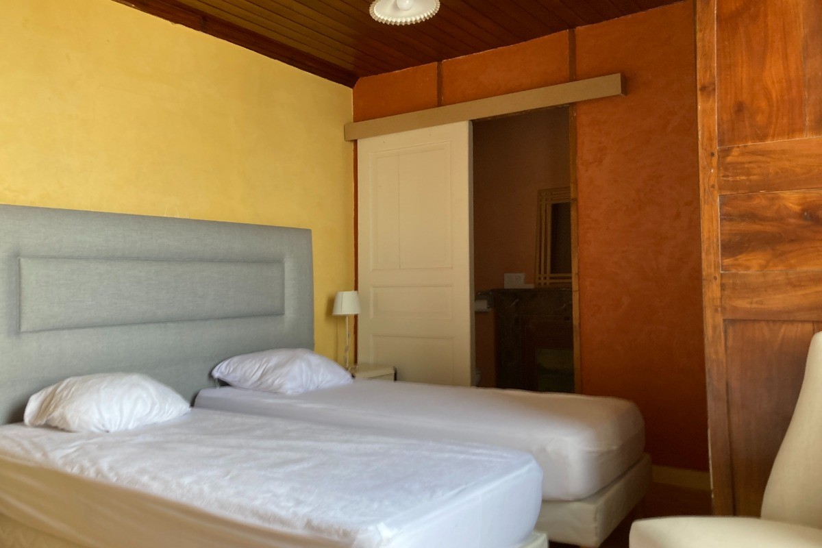 Chambre 5 pour 2 personnes au 1er étage - 1 lit 160x200 ou 2 lit 80x200 cm + 1 lit 90x190 cm. 
Avec salle d'eau et WC privatifs.