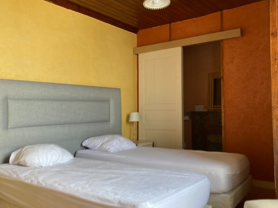 Chambre 5 pour 2 personnes au 1er étage - 1 lit 160x200 ou 2 lit 80x200 cm + 1 lit 90x190 cm. 
Avec salle d'eau et WC privatifs.