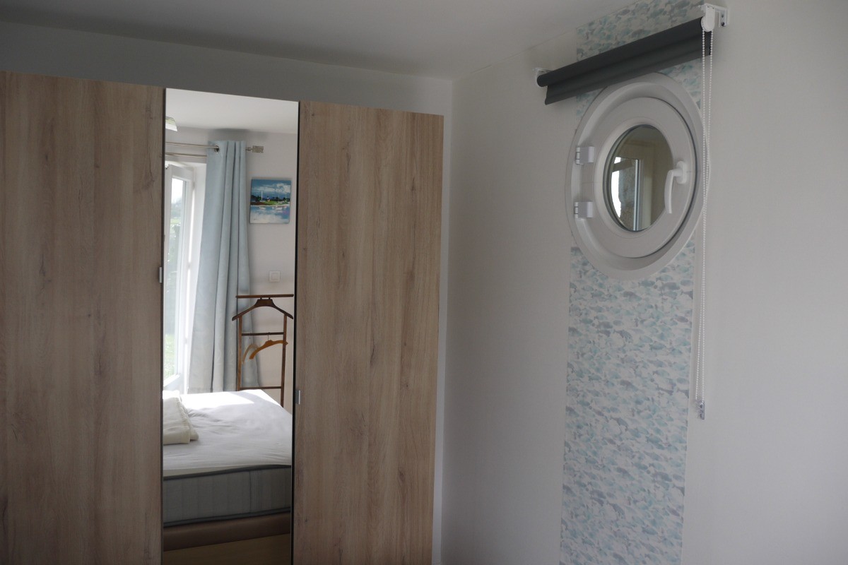 hublot dans la chambre du rez de chaussée, armoire spacieuse.