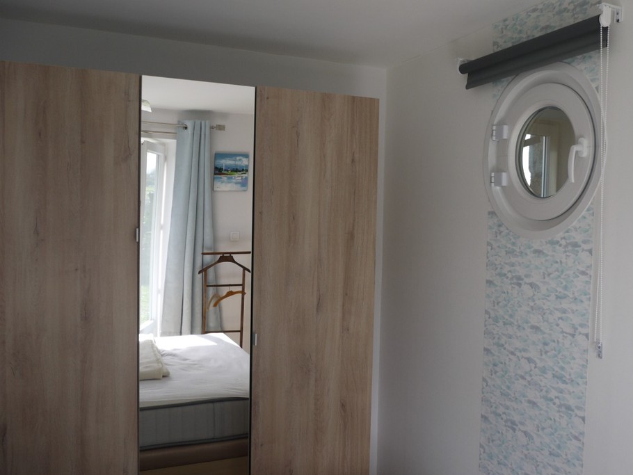 hublot dans la chambre du rez de chaussée, armoire spacieuse.
