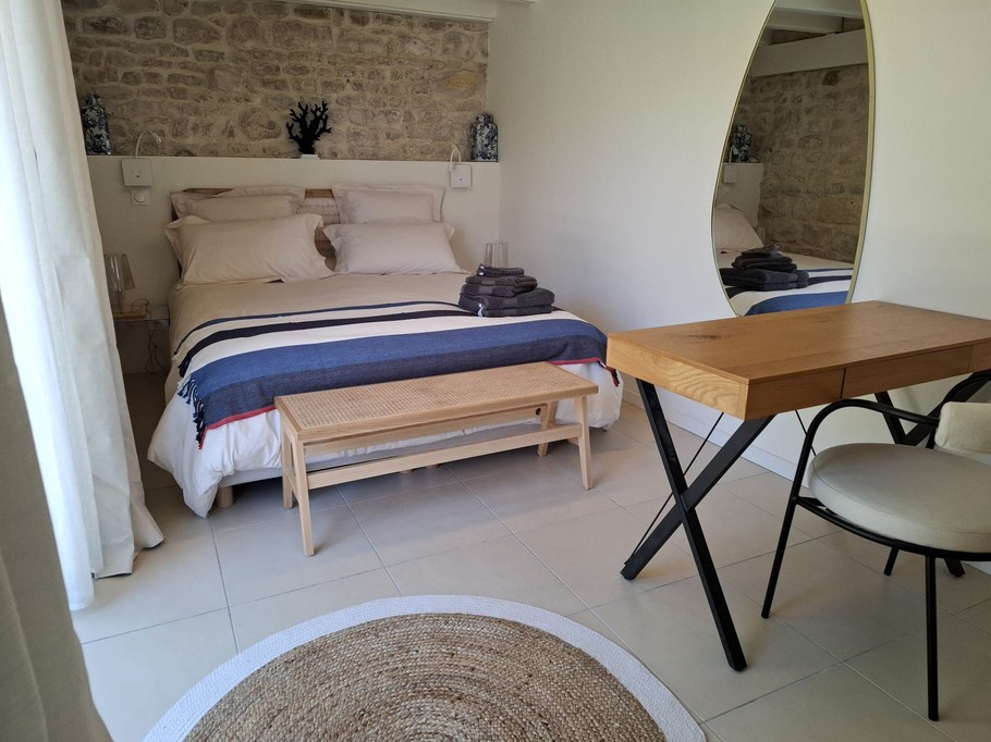 La 1ere chambre au rez de chaussée du Gite de l'anse de l'Aigrette avec piscine privée et sécurisée à Nieul sur mer près de La Rochelle et de l'océan en Charente maritime pour 6 à 12 personnes